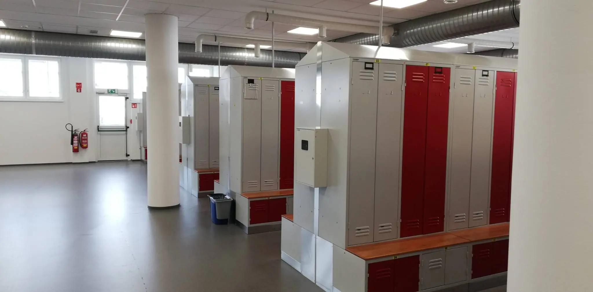 worker lockers in aluminum factory