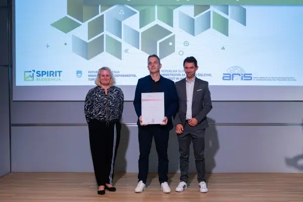 plug & play pametni sistem za omarice nagrada za inovacijo 2026 3 plug & play pametni sistem za omarice nagrada za inovacijo GZS 2026